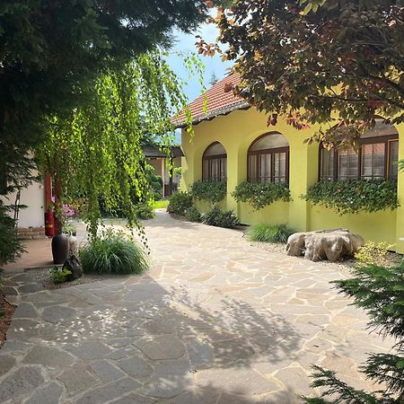 Penzion Primase Dolni Vestonice Exterior photo
